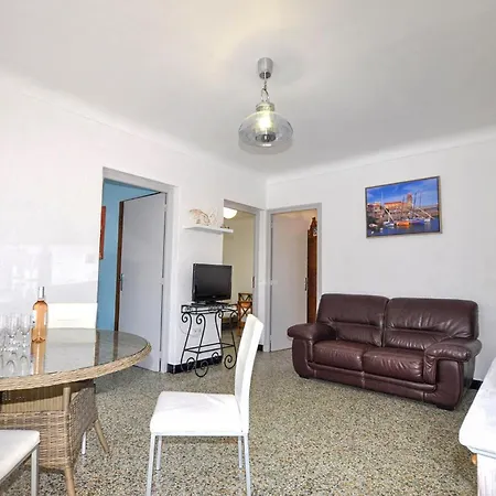 3 Bedroom Awesome In Cyprien Prázdninový dům